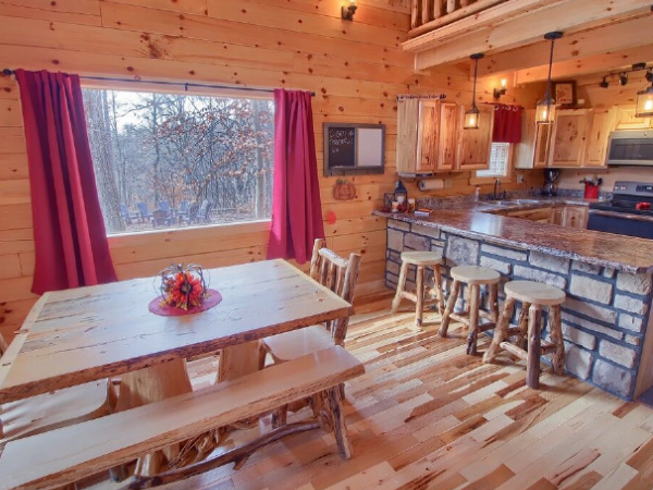Nature-inspired decor in the cabin dining room