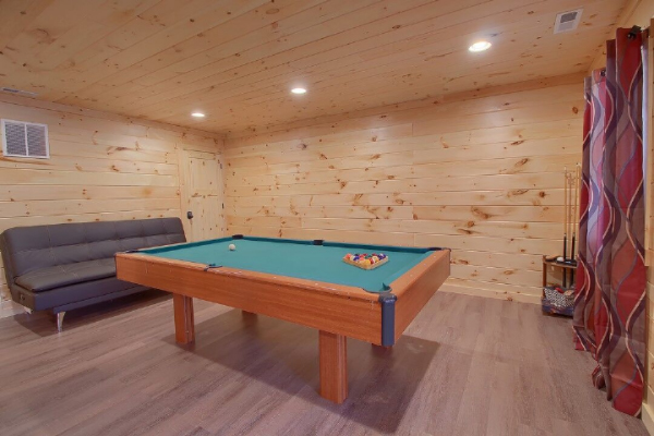 Entertainment and fun in the cabin game room